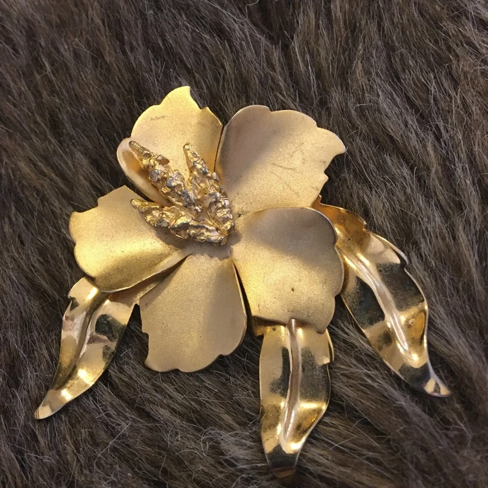 Vintage 80s gold tone flower brooch